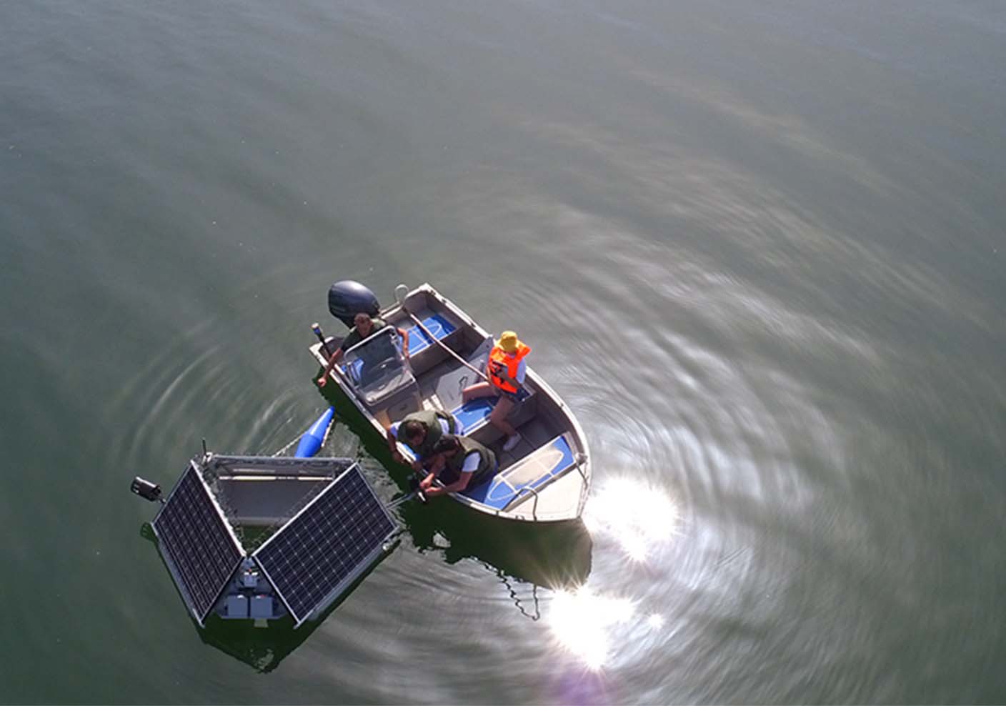 installation by boat of a water monitoring buoy