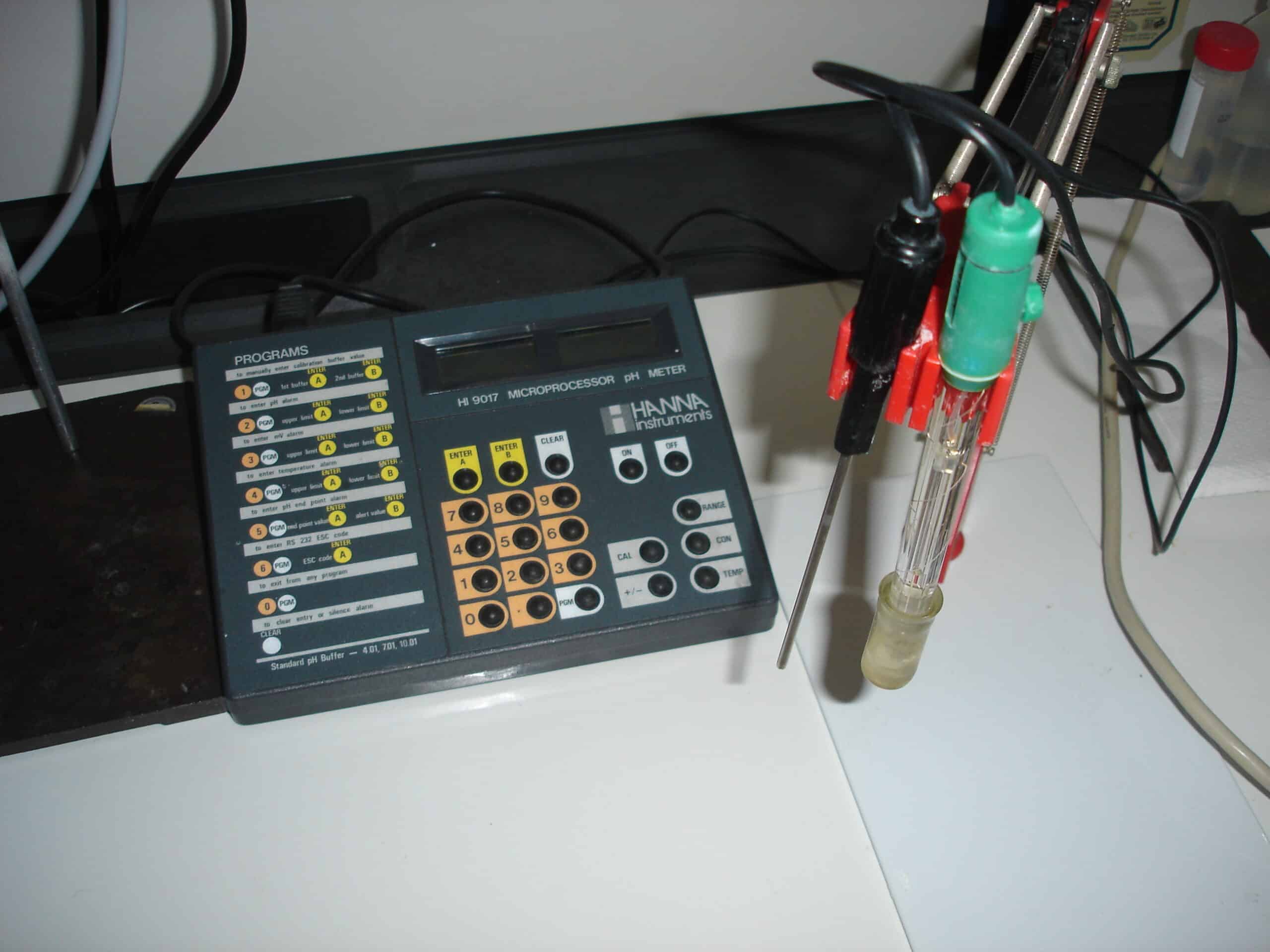3 ways to measure pH: a pH meter and probe used for water testing 3 maneiras de medir o pH: un medidor de pH y una sonda utilizados para analizar el agua