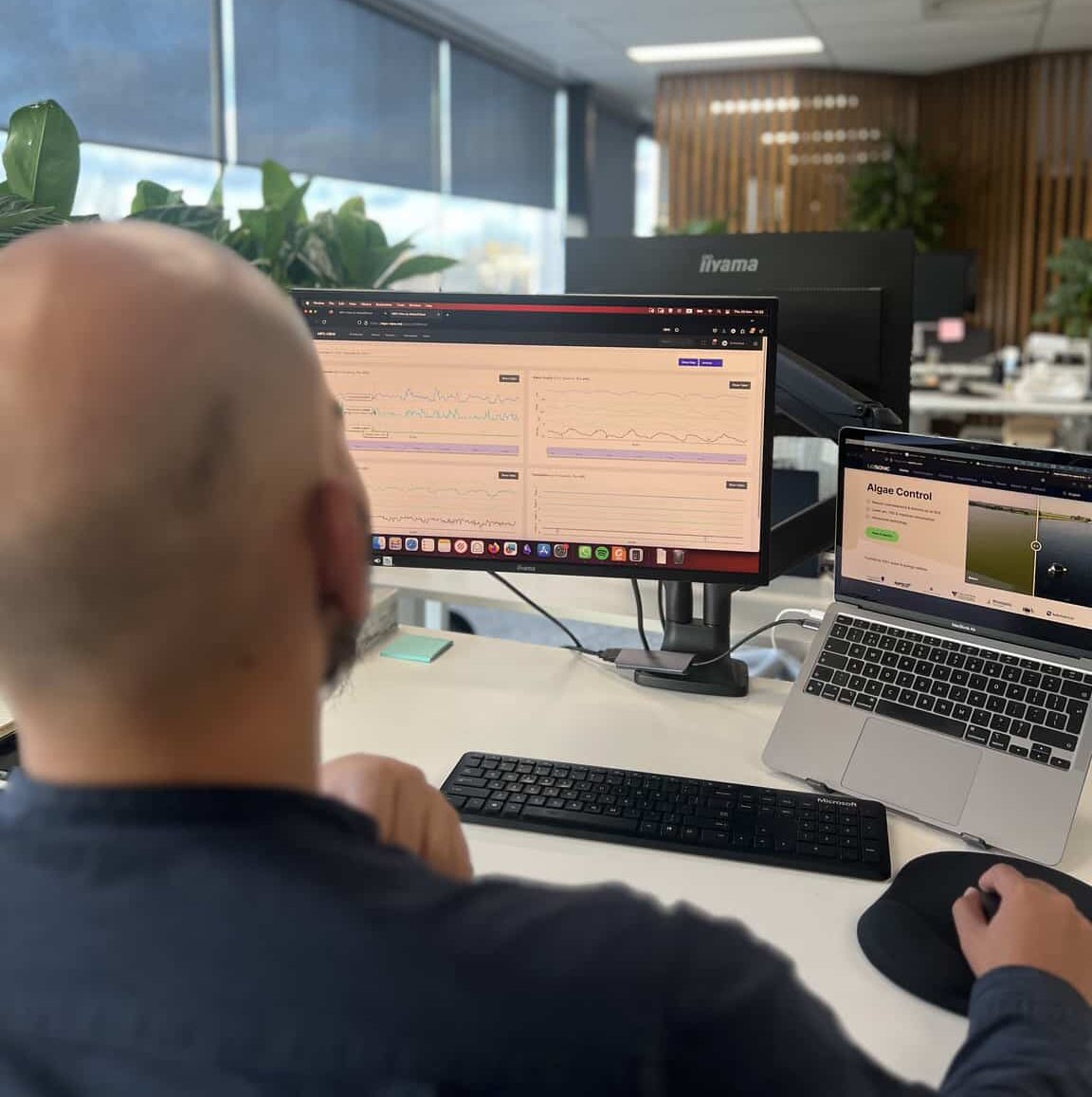 An employee using the MPC-view